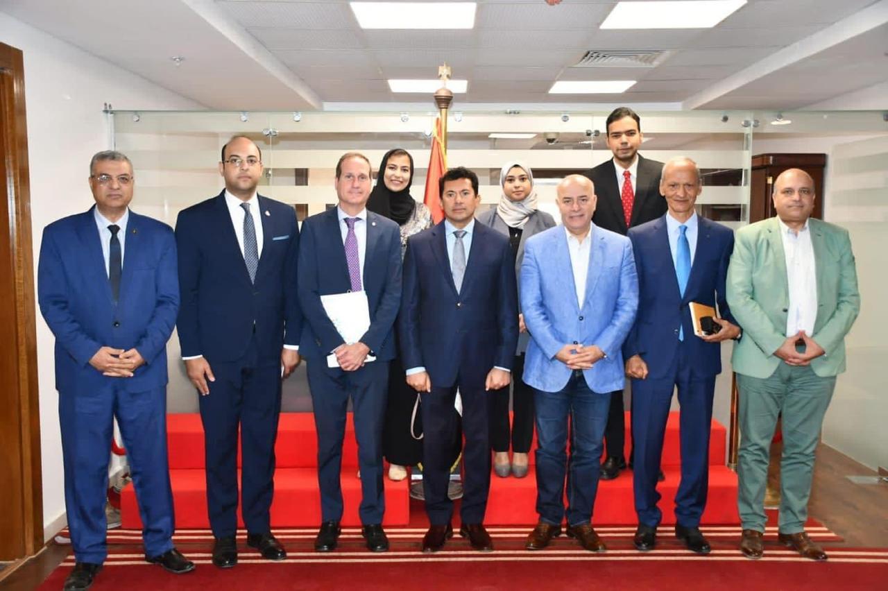 خلال لقاء وزير التجارة والصناعة بعدد من أعضاء مجلس إدارة الاتحاد المصري لجمعيات المستثمرين  سمير: الوزارة بصدد ميكنة كافة الخدمات المقدمة من أجهزتها التابعة بهدف تفعيل مبدأ اللا مركزية في الإجراءات والتيسير على مجتمع المصنعين والمصدرين