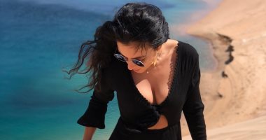 حلوة يابلدى.. المطربة ديلارا كازيموفا تواصل ترويجها للسياحة من محمية رأس محمد