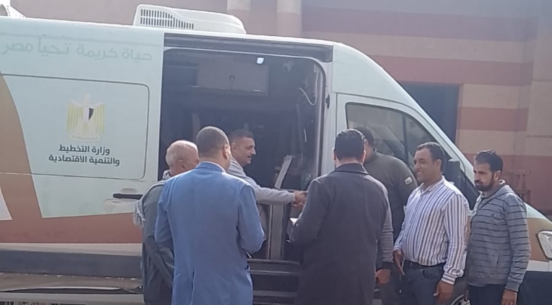 تيسيرًا على المواطنين تشغيل سيارات الخدمات التكنولوجية المتنقلة بالبحيرة