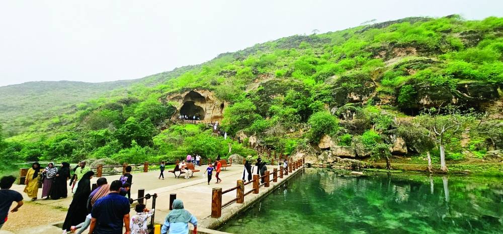 "عين رزات" بظفار.. وجهة ساحرة للاستمتاع بجمال الخريف في سلطنة عُمان