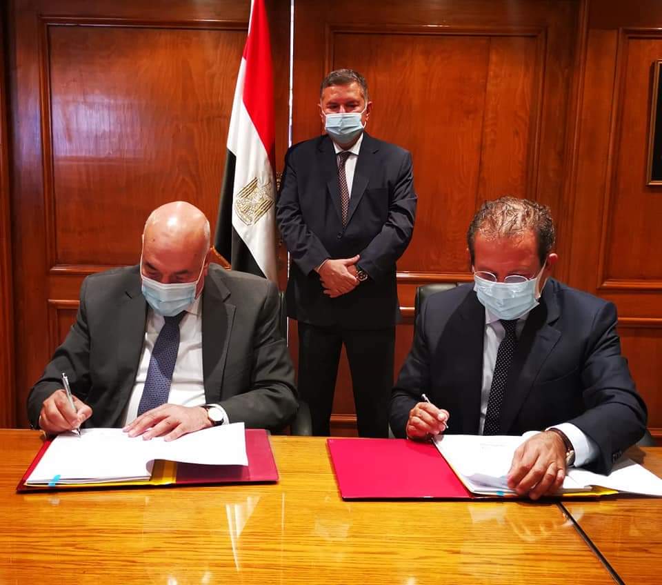 وزير قطاع الأعمال العام يشهد توقيع عقود 7 مصانع جديدة للغزل والنسيج بتكلفة إنشائية 2.6 مليار جنيه