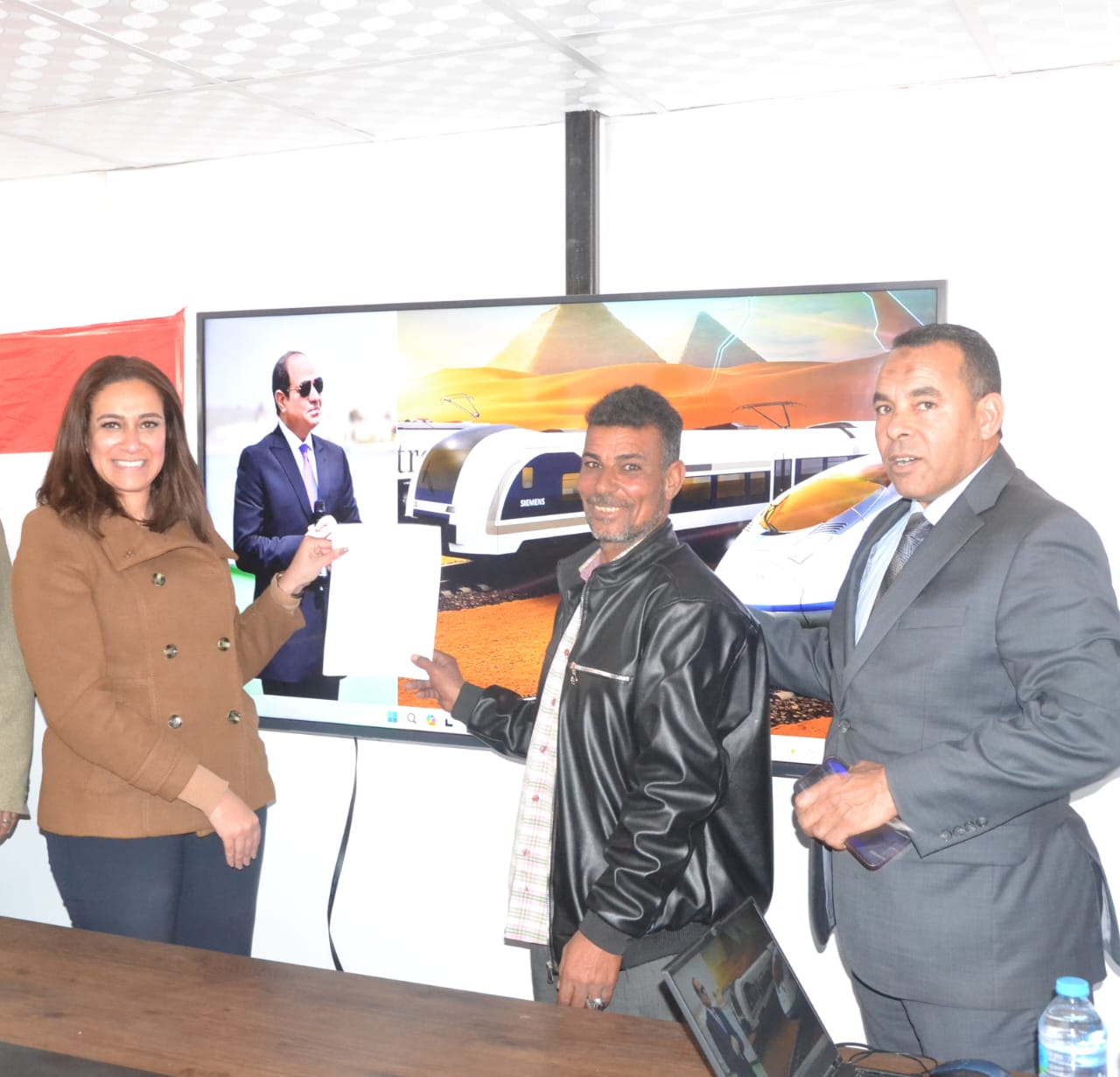 بلبع تسلم التعويضات لأصحاب أراضي مسار مشروع شبكة القطار الكهربائي السريع بوادي النطرون 