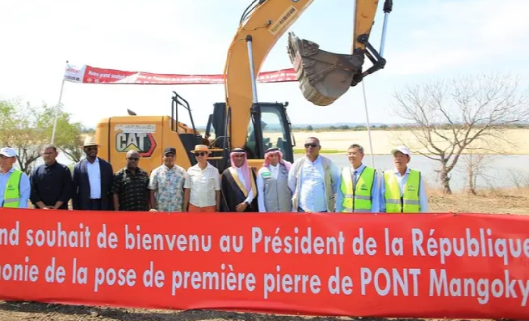 الصندوق السعودي للتنمية يضع حجر الأساس لجسر مانقوكي في مدغشقر