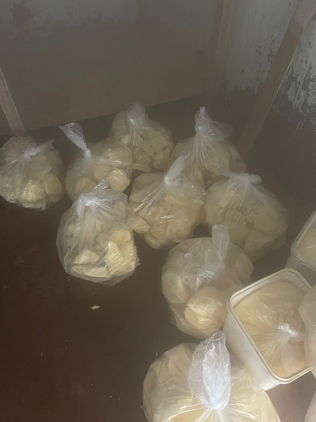 ضبط 2 طن محسن زراعى و ٣٠٠ عبوة مواد غذائية ومصنعين يدارا بدون ترخيص بالبحيرة 