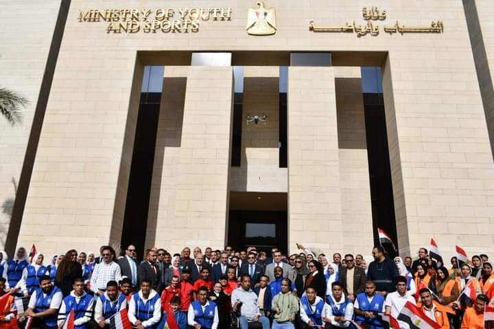 وزير الشباب والرياضة يلتقي ببعض الشباب المشاركين في التوعية بالعملية الانتخابية من مقره بالعاصمة الإدارية