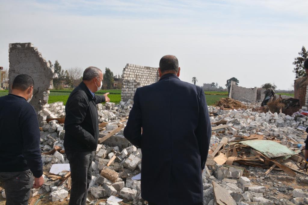 فى جولة مفاجئة....محافظ القليوبية يقود حملة إزالة فورية بقرية طنان بمدينة قليوب ويشرف على إزالة 21 حالة على مساحة 5700 متر تم رصدها من قبل وحدة المتغيرات المكانية على الأرض