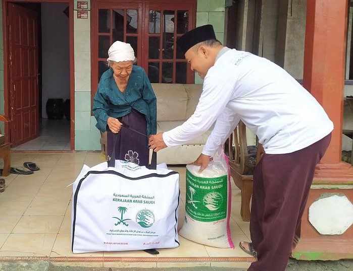 مركز الملك سلمان يوزع أطنان من السلال الغذائية في محافظات اندونيسيا