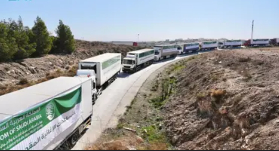 عبور أولى طلائع الجسر البري الإغاثي السعودي لمساعدة الشعب السوري عبر منفذ جابر الأردني