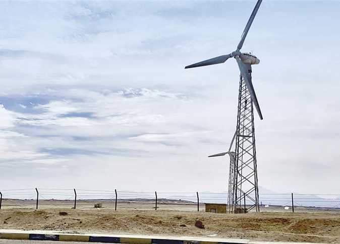 لليوم الرابع.. بعد آثار الحريق تواصل جهود إعادة تشغيل محطة رياح جبل الزيت برأس غارب