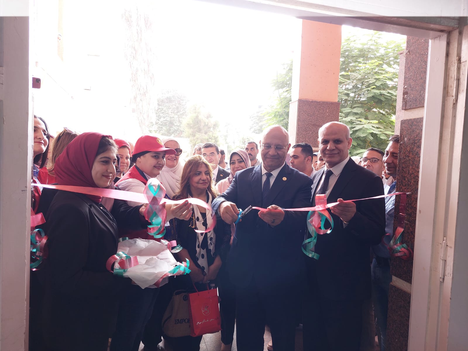 رئيس جامعة بنها يفتتح معرض الملابس الخيرى لطلاب كلية الطب البيطرى