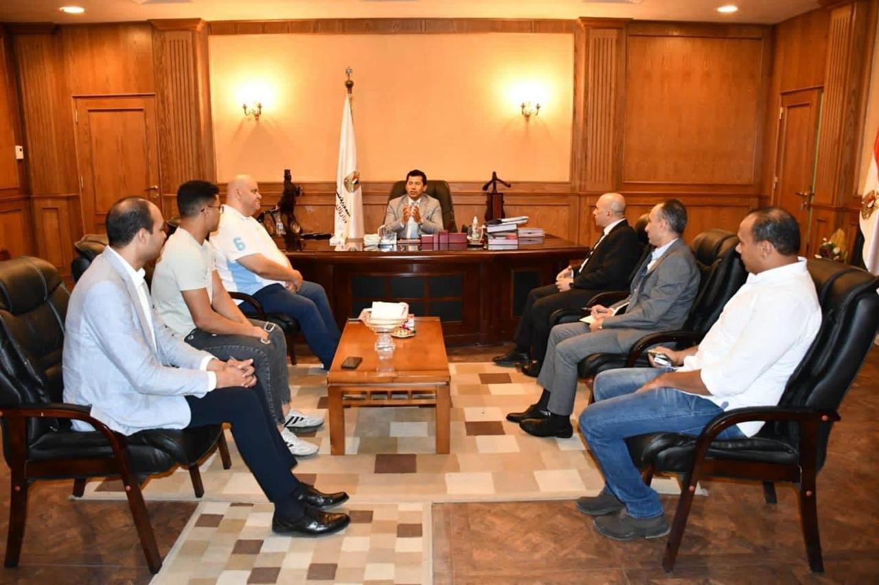 بعد حصوله على ثلاثة ذهبيات ببطولة العالم بالمكسيك...  *وزير الرياضة يلتقي محمود حسني لاعب المشروع القومي للموهبة لرفع الأثقال