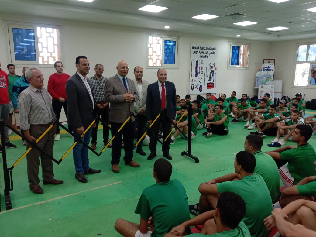 رئيس جامعة بنها يقوم بجولة موسعة داخل 7 كليات ويتفقد الامتحانات وسير العملية التعليمية