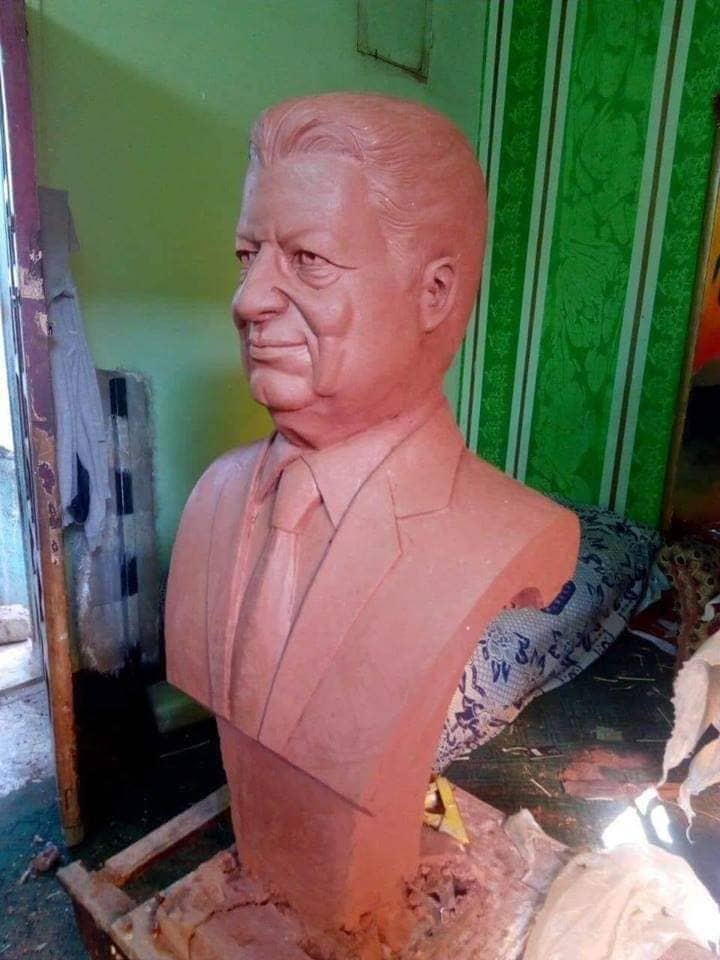 محبي رئيس الزمالك يصنعون تمثالًا له لتخليد ذكراه