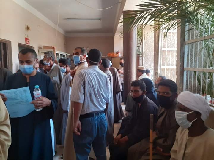 بالصور: مواطنون بمركز اسنا يناشدون وزير العدل التدخل لحل أزمات مأمورية الشهر العقارى بأسنا