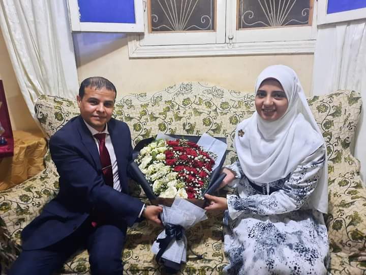 بالصور - النائب مدحت الكمار يكرم" ريهام " الاولى على الثانوية الازهرية فى القليوبية 