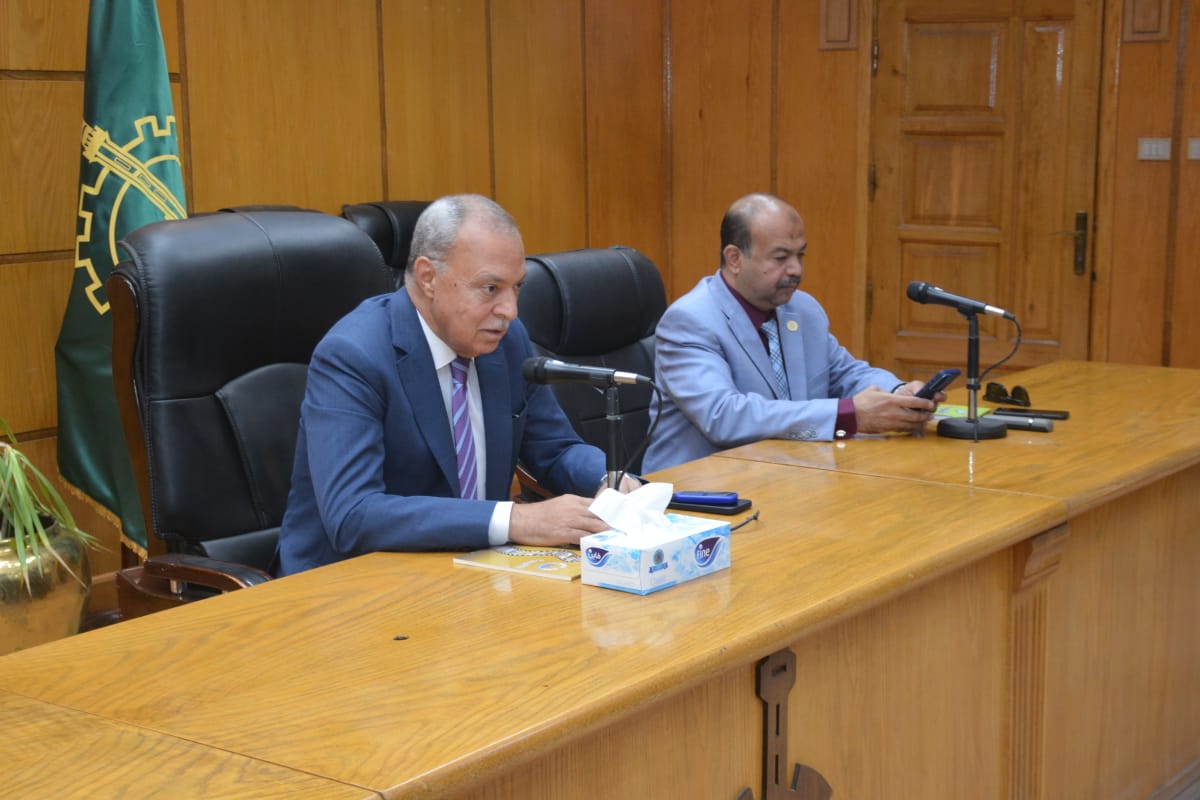 محافظ القليوبية يعقد اجتماعا لمتابعة تسليم مشروعات المرحلة الأولى من المبادرة الرئاسية حياة كريمة ومناقشة الإجراءات التنفيذية لبدء المرحلة الثانية