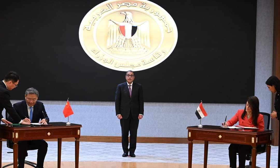 مدبولى يشهد توقيع شهادة التسليم والتسلُم الخاصة بمشروع مركز الأقمار الصناعية