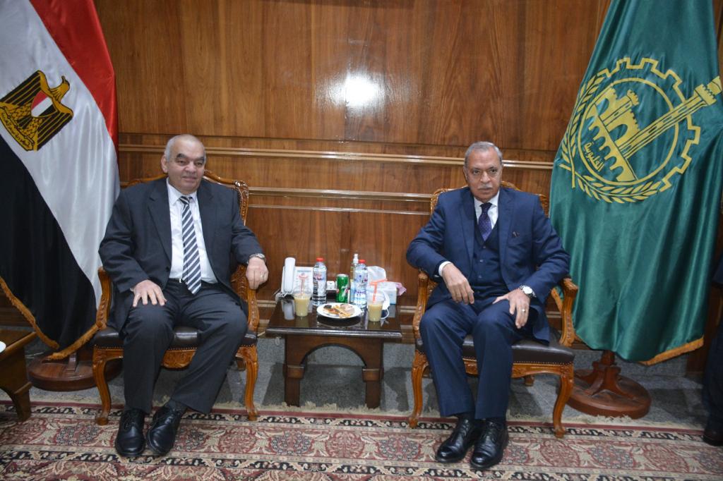 محافظ القليوبية ورئيس قضايا الدولة يفتتحان الدورة التدريبية للعاملين بإدارات الشئون القانونية والأملاك والعقود بالمحافظة ويتفقدان مقر هيئة قضايا الدولة وفروعها