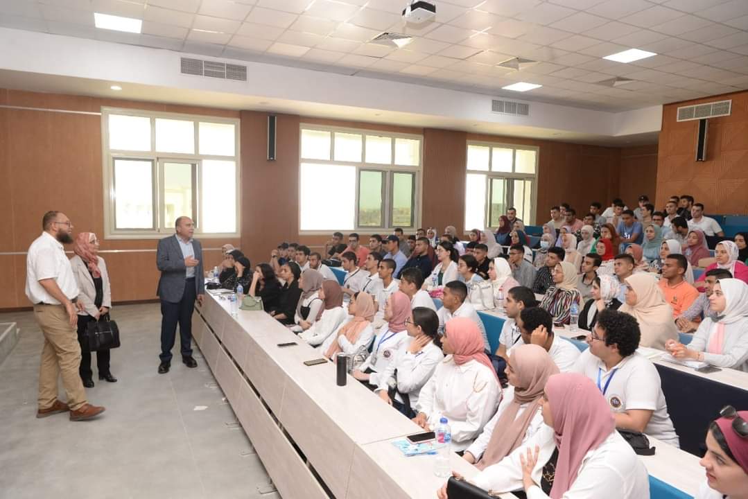 وزير التعليم العالي يستعرض تقريرًا حول انتظام الدراسة بجامعة المنصورة الأهلية