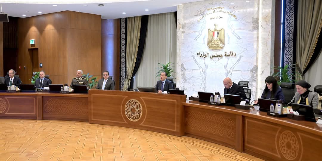 رئيس الوزراء يؤكد أهمية استمرار جهود الحكومة بالتعاون والتنسيق مع مختلف الأجهزة المعنية لتنفيذ توجيهات فخامة الرئيس فيما يتعلق بالعمل على إتاحة المزيد من السلع والمنتجات بمختلف الأسواق والمعارض بالكميات والأسعار المناسبة