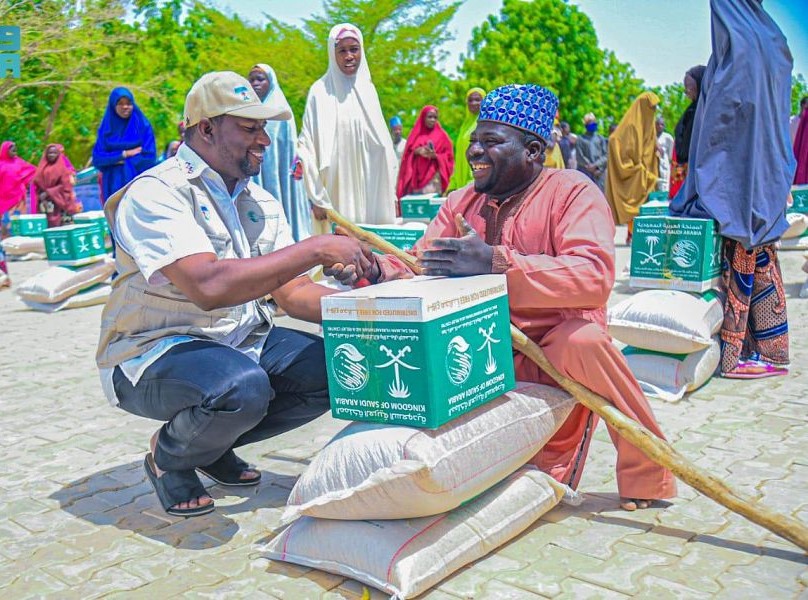 مركز الملك سلمان للإغاثة يوزع سلال غذائية وحقائب إيوائية في عدد من دول العالم