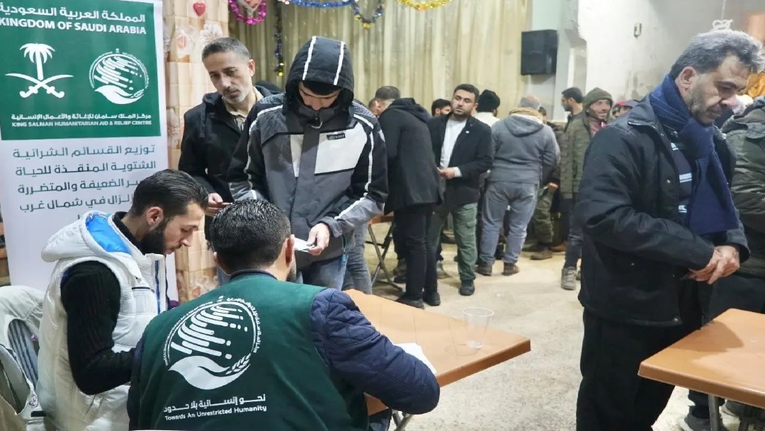 سلمان للإغاثة يوزع آلاف من الكسوة الشتوية لمتضرري الزلزال بسوريا