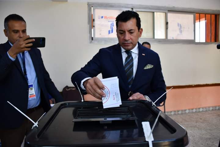 وزير الشباب والرياضه يدلي بصوته في الانتخابات الرئاسية 