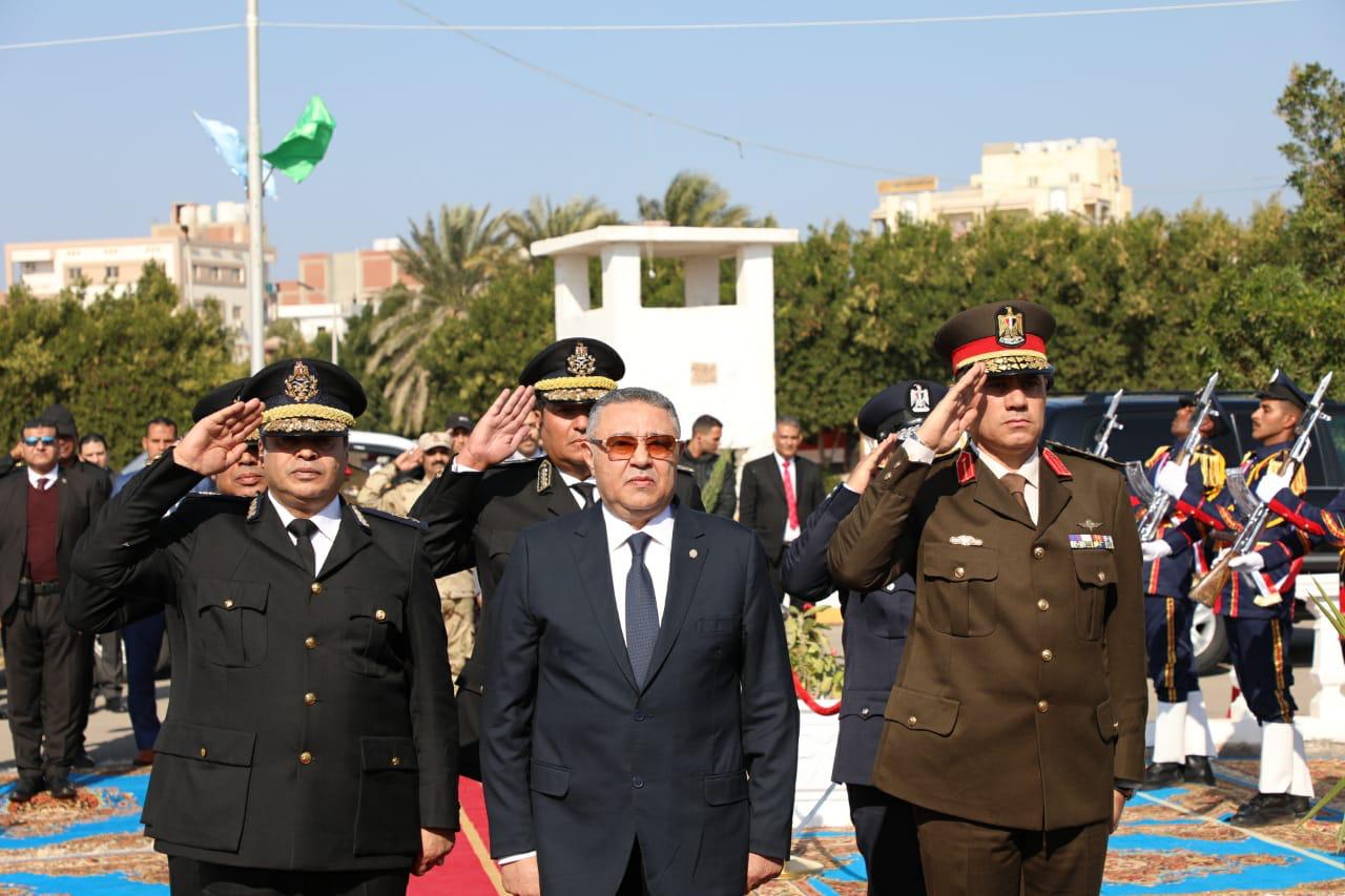 مهنئاً الداخلية بعيدها ال71.. محافظ البحر الأحمر يضع إكليلاً من الزهور على النصب التذكاري لشهداء الشرطة بالغردقة
