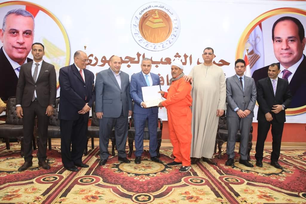 تكريم 62 من عمال النظافة والخدمات المعاونة بسوهاج