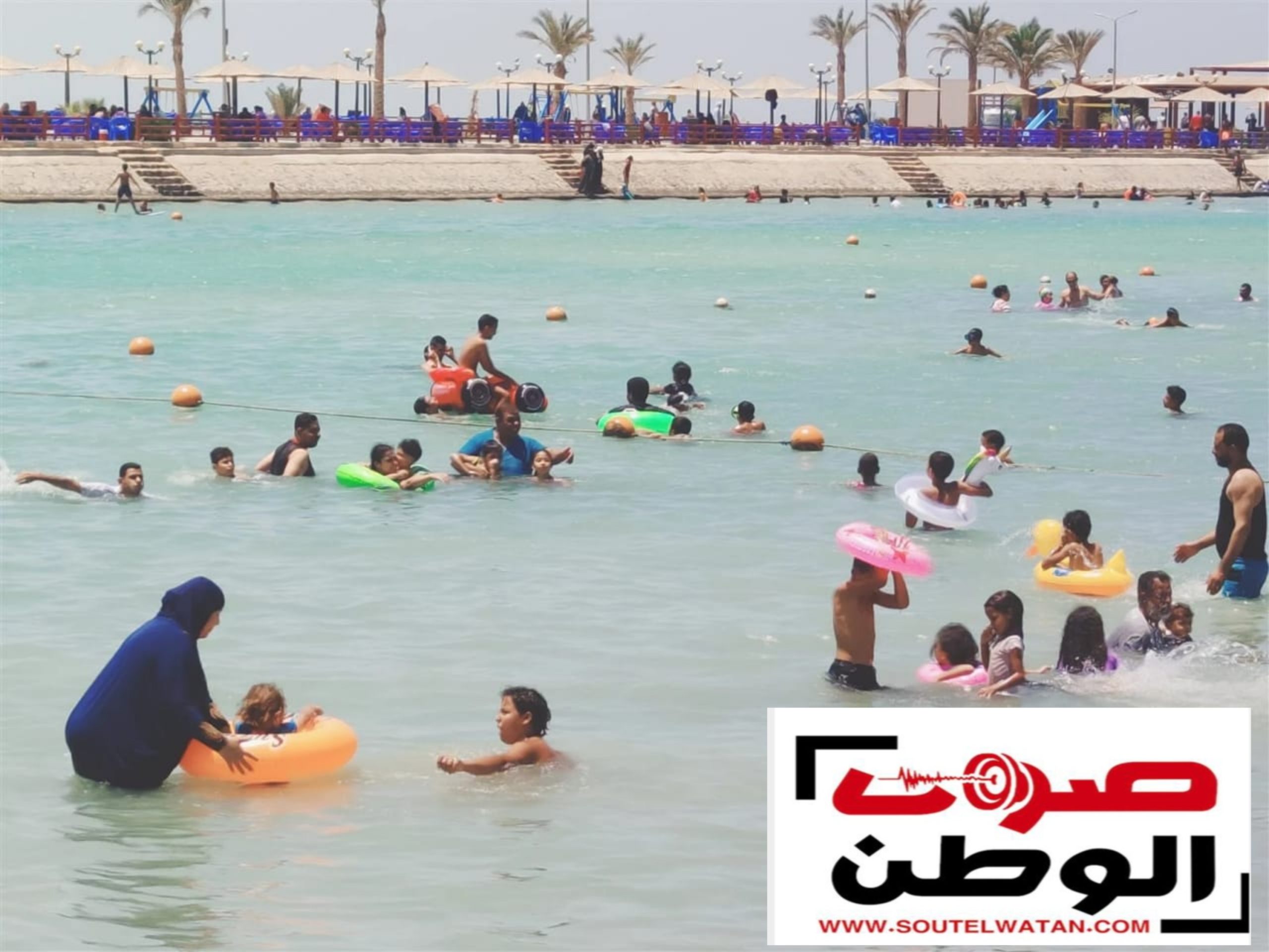 شواطئ الغردقة تستقبل آلاف الزوار هربا من ارتفاع درجات الحرارة| صور وفيديو
