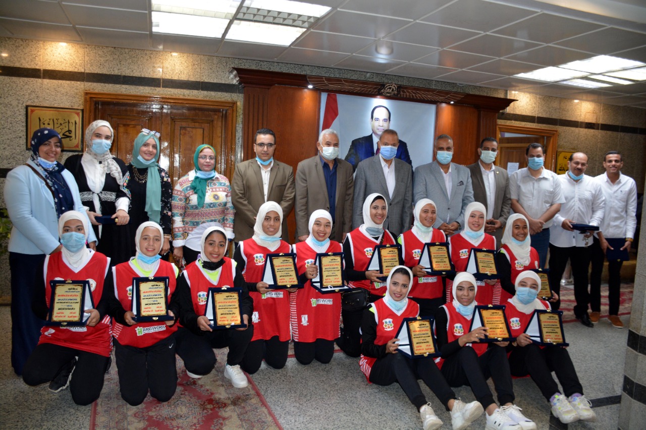 محافظ القليوبية يكرم منتخب القليوبية لكرة السلة للصم وضعاف السمع بنات الحائز على المركز الأول على مستوى الجمهورية من دوري منتخبات كرة السلة للصم بنات