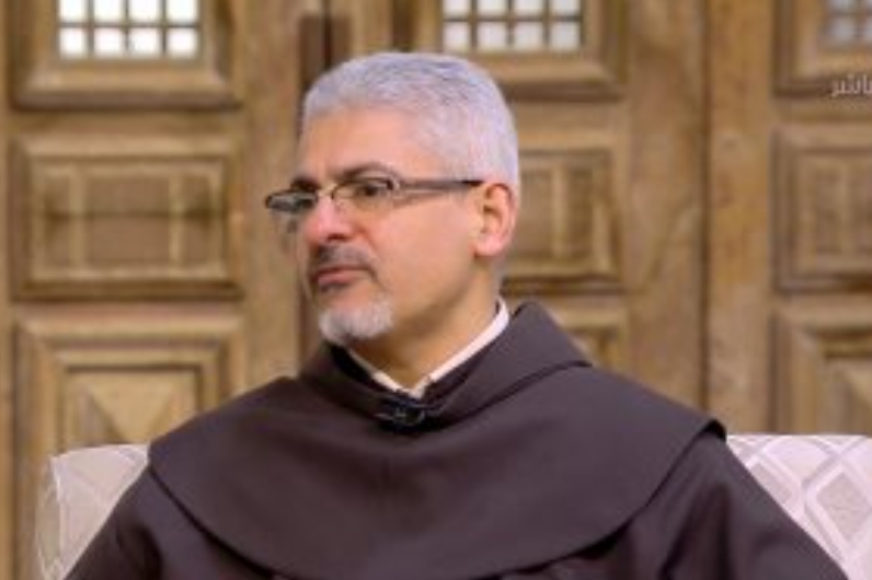 وجه من مصر:"الأب بطرس دانيال"  رجل دين مهتم بالسينما !
