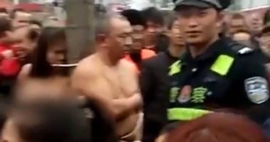 امرأة صينية تنتقم من زوجها وعشيقته بطريقة مهينة