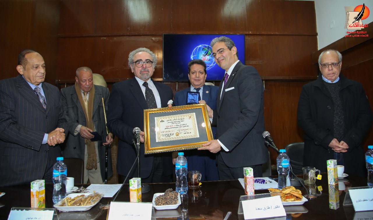 اتحاد كتاب مصر يكرم نقيب الإعلاميين لدوره في ضبط المشهد الإعلامي