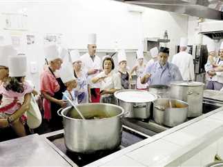 السائحون يرتدون ملابس الشيفات فى «يوم المطبخ» بفنادق البحر الأحمر