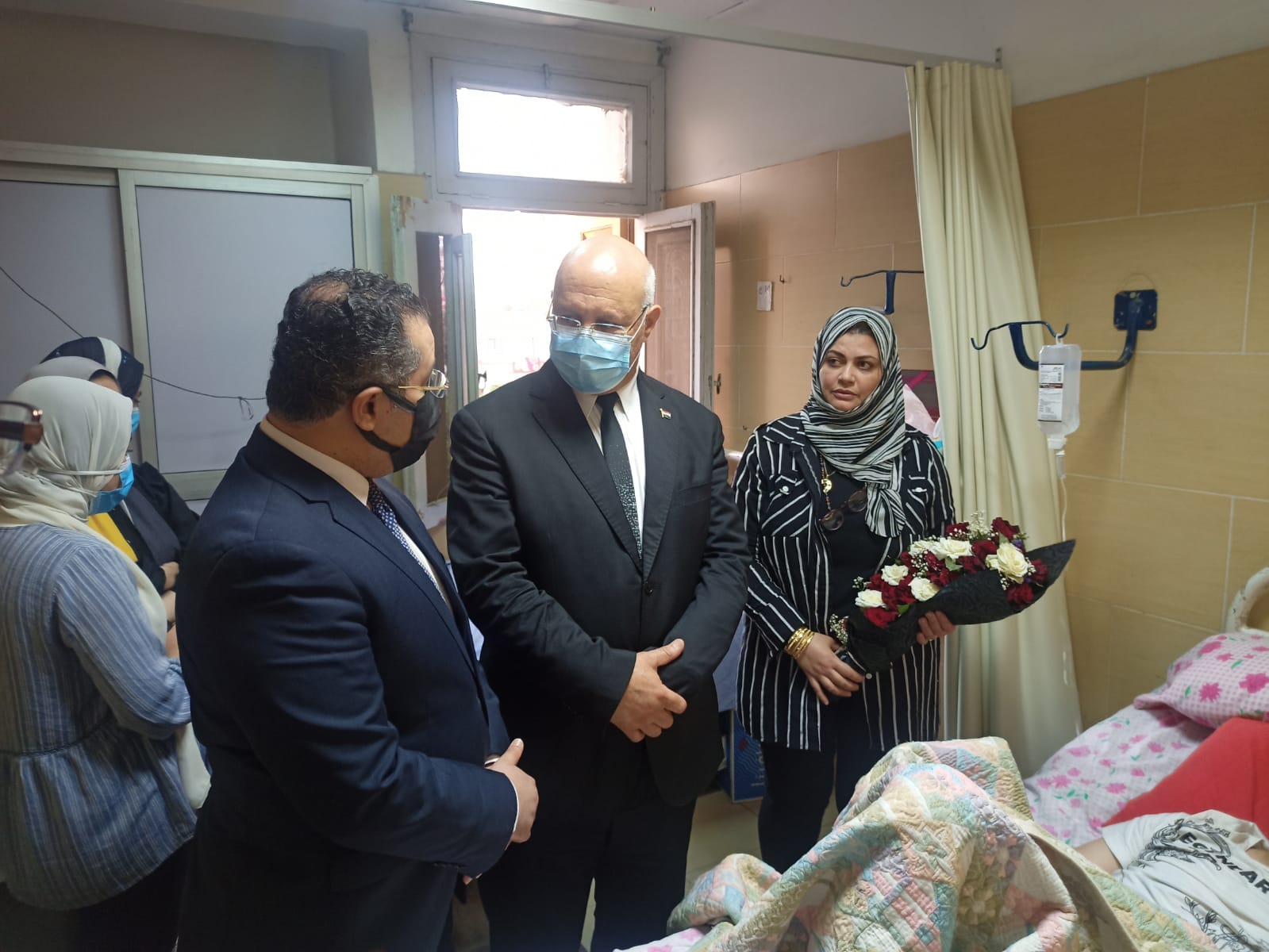 رئيس جامعة بنها يطمئن على طالب الهندسة بعد إصابته في حادث تصادم