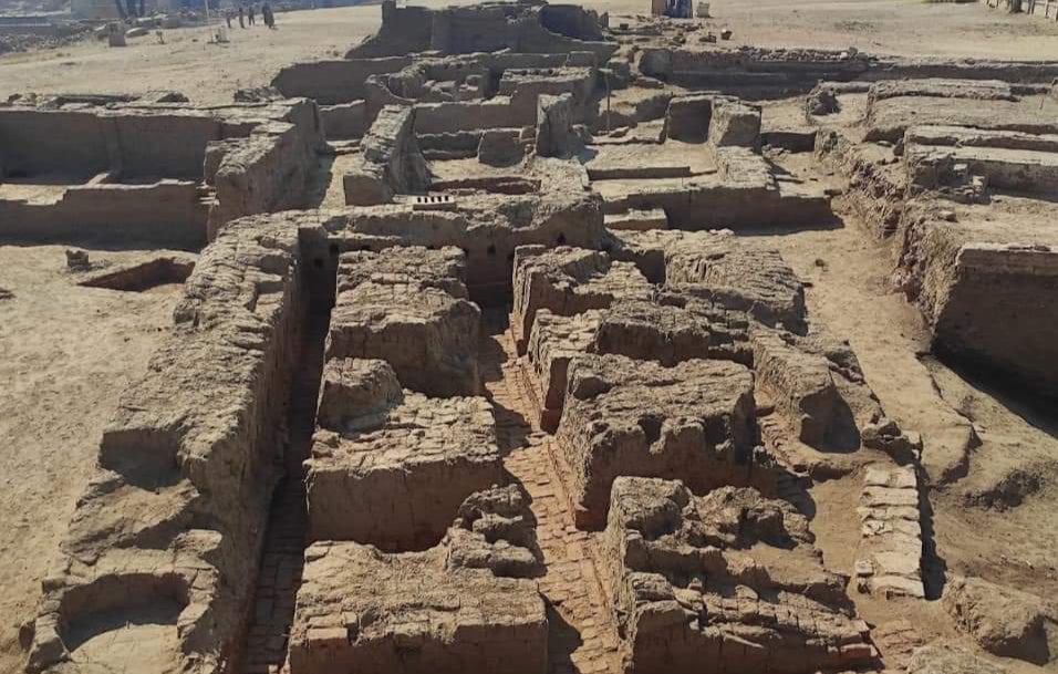 الكشف عن مدينة سكنية كاملة من العصر الروماني بالبر الشرقي بالأقصر. 