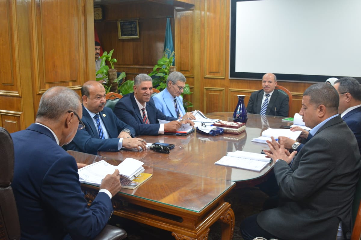 محافظ القليوبية يترأس اجتماع لجنة اختيار القيادات للتجديد لوظيفة مدير عام الخدمة المدنية بالتنظيم والإدارة