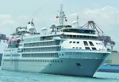 ميناء صلالة يستقبل سفينة سياحية على متنها 375 راكبا