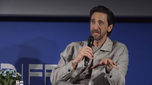 الجمهور السعودي يحتفل بالنجم " أدريان برودي " اثناء الجلسة الحوارية بمهرجان البحر الأحمر السينمائي