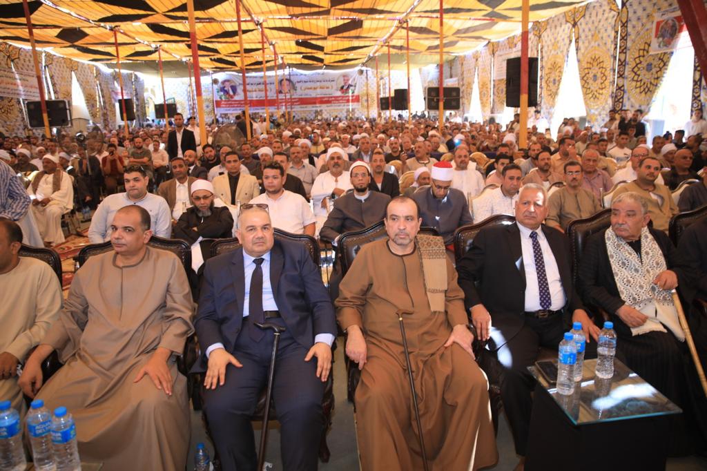 وسط الآلاف    محافظ سوهاج ومدير الأمن يشهدان صلح بأخميم   