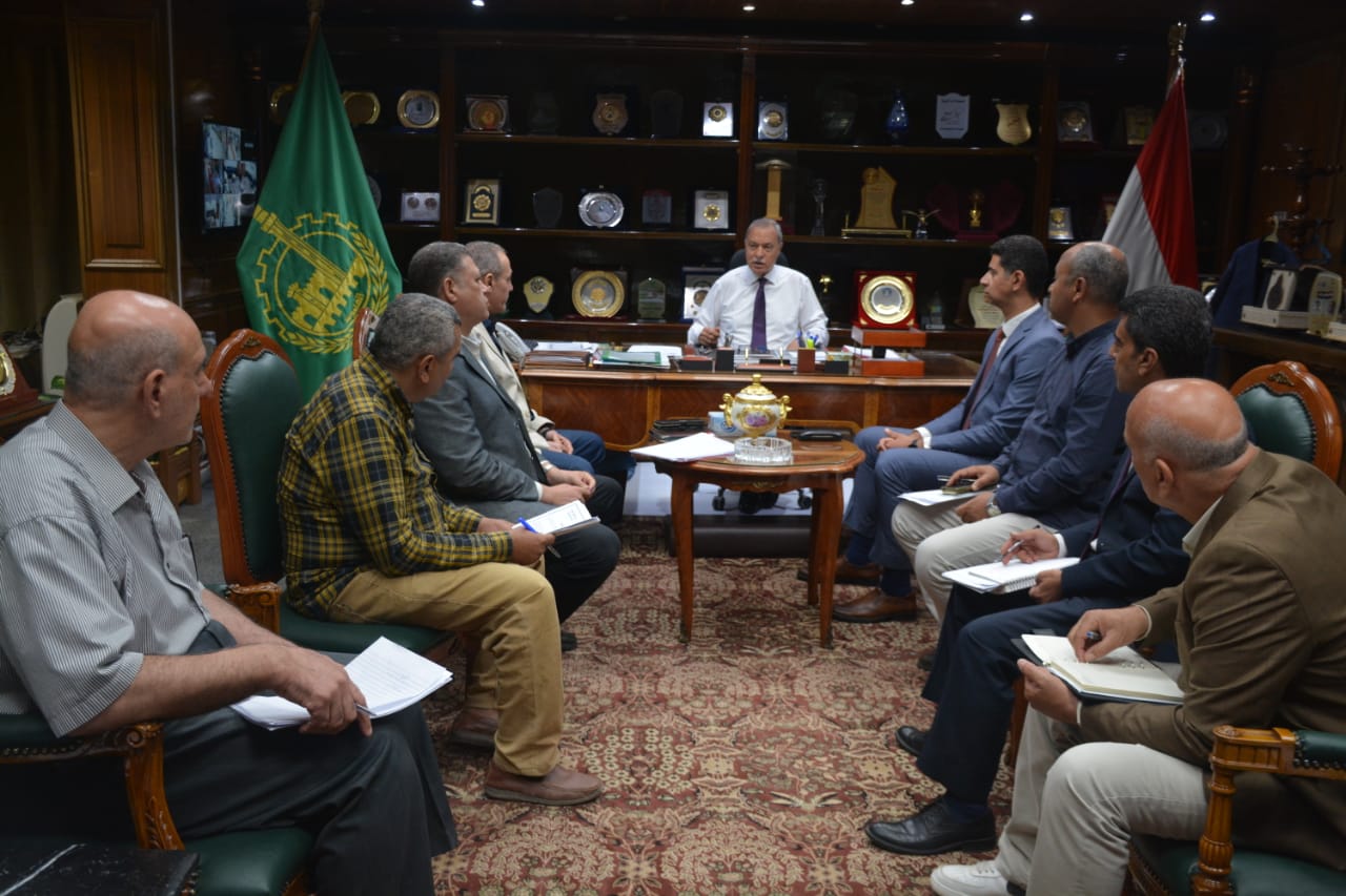 محافظ القليوبية يعقد إجتماعا برؤساء مدن وأحياء شبرا الخيمة ( حي غرب وشرق) والخصوص لتطوير وتحسين منظومة النظافة ورفع الإشغالات تماما من الشوارع