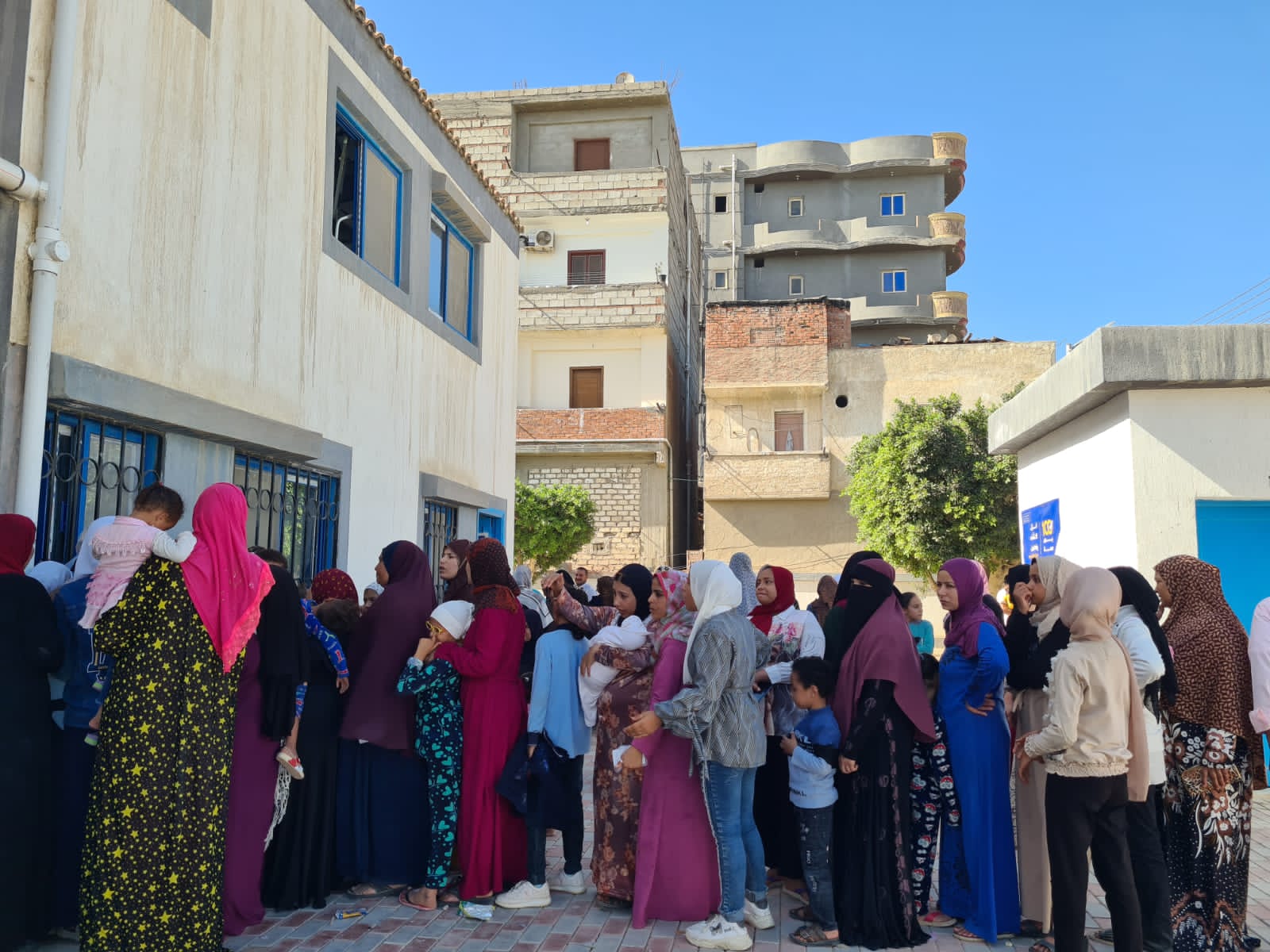 الكشف على ١١٥٩ مواطن مجانا بقرية العزيمة بأبوالمطامير