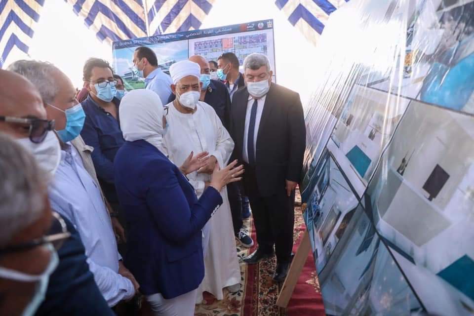 وزيرة الصحة تلتقي فضيلة الإمام الأكبر شيخ الأزهر الشريف بمدينة القرنة