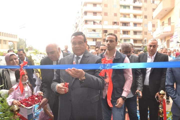 وزير التنمية المحلية ونائب محافظ البحيرة يفتتحان منفذ لبيع السلع الغذائية بأسعار مخفضة بمدينة إيتاي البارود 