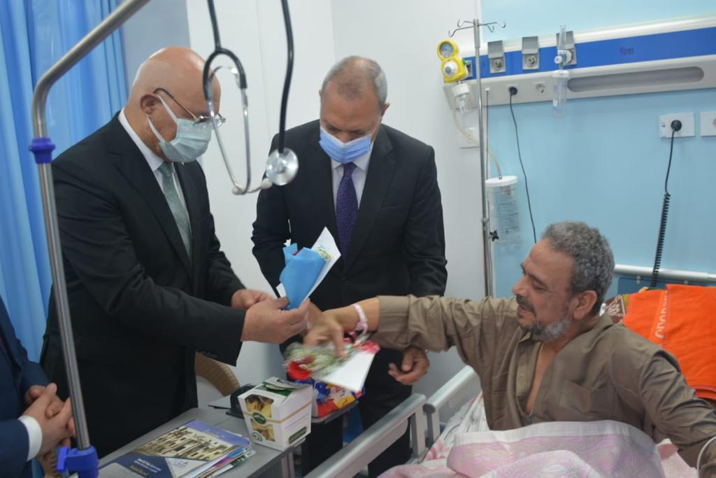 محافظ القليوبية ورئيس جامعة بنها يشاركان الأيتام والمسنين والأطقم الطبية والمرضى فرحة عيد الفطر المبارك ويقدمان لهم التهنئة والهدايا والورود