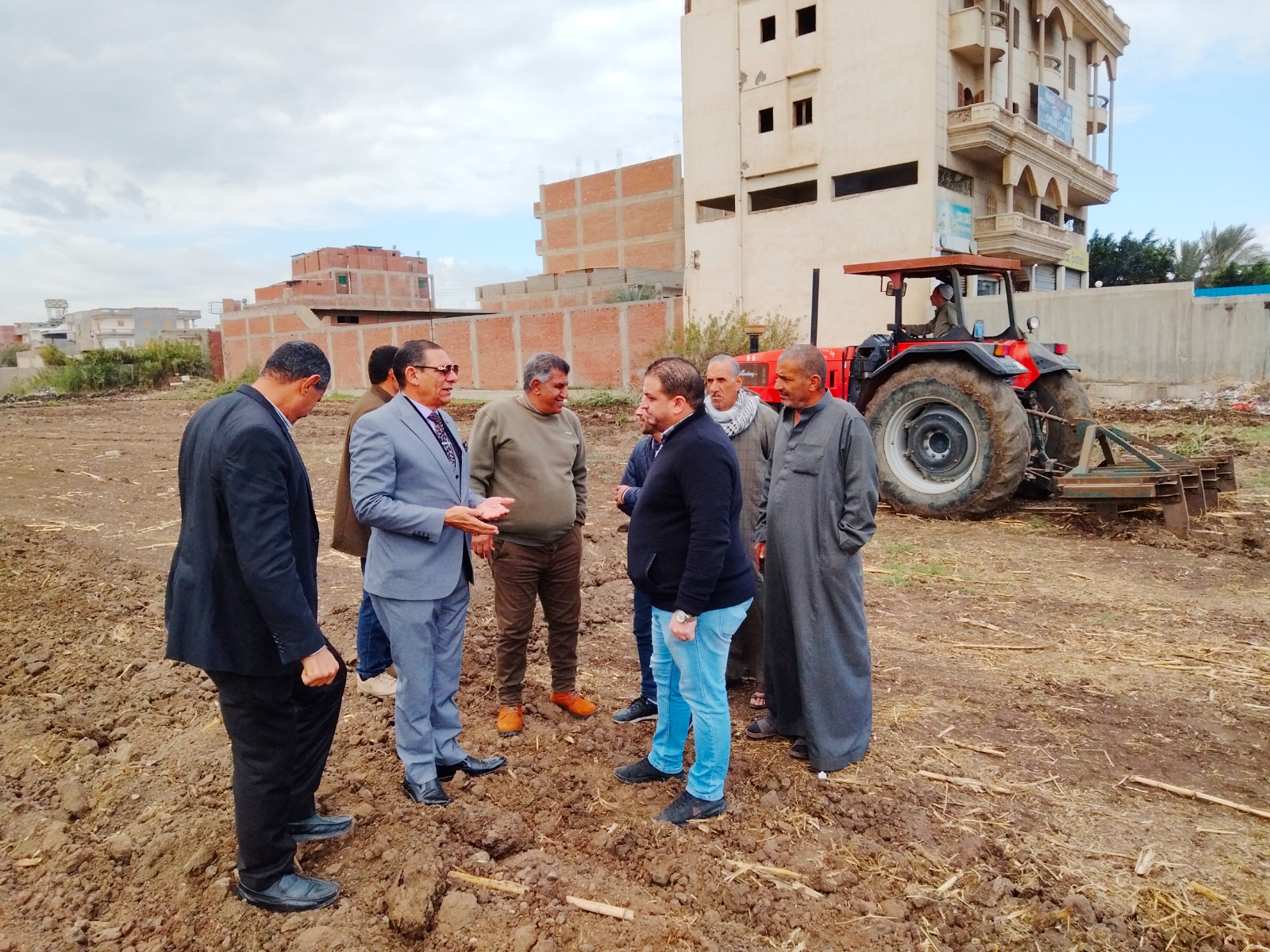 البحيرة تحرث  5 أفدنه من الاراضى المبورة بمركز دمنهور  وتزرعها