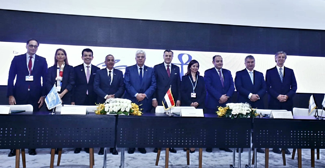 وزراء الصناعة والتعليم العالى والسياحة يشهدون توقيع اتفاق تعاون بين مركز تحديث الصناعة والمجلس الاعلي للاثار وبرنامج الأمم المتحدة الإنمائي واليونسكو والايسسكو لتركيب نظم خلايا شمسية بمواقع سياحية ومتاحف آثرية