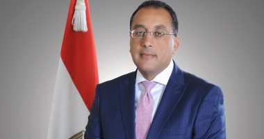 رئيس الوزراء يستجيب لطلب شاب مصرى فى منتدى دافوس لالتقاط صورة تذكارية معه