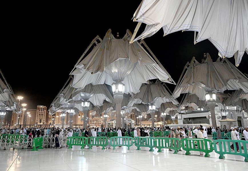 مظلات المسجد النبوي شكلا هندسيا ومنظرا أخاذ يجذب زوار مسجد المصطفى عليه السلام